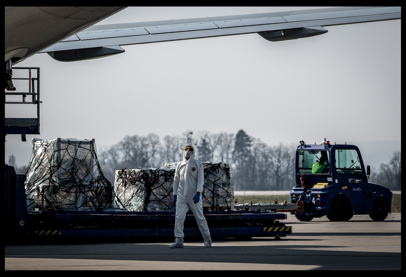 Přílet speciálu s ochrannými 
pomůckami na letiště Leoše Janáčka v Mošnově. Foto: © Adolf Horsinka/MAFRA.